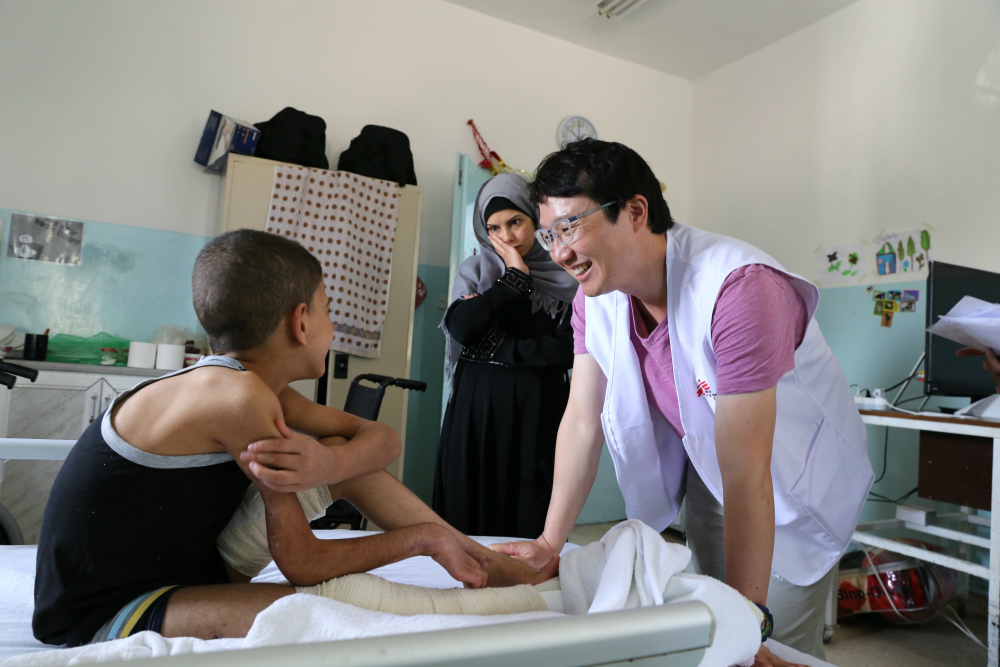 다리 부상을 입은 시리아 소년의 회복 과정을 확인하고 있다. © Joosarang Lee/MSF
