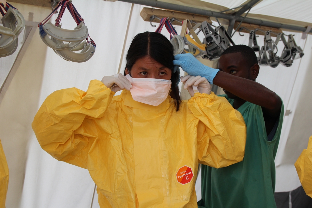 2014년 8월, 시에라리온 카일라훈 에볼라 치료센터를 방문한 조앤리우 국제 회장 ⓒP.K. Lee/MSF