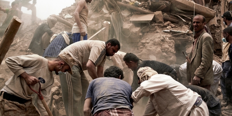 예멘의 수도 사나. 사우디 주도 동맹군의 공습으로 파괴된 곳에서 남성들이 잔해를 치우고 있다. 이 자리는 원래 가옥 4채가 서 있던 곳이었다. ⓒSebastiano Tomada/Getty Reportage