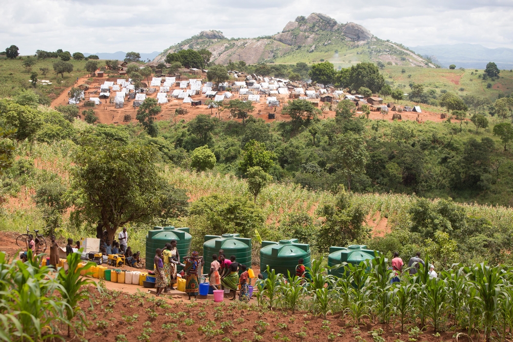 국경없는의사회가 마련한 물탱크, 펌프 근처로 줄을 선 사람들이 보인다. ©James Oatway