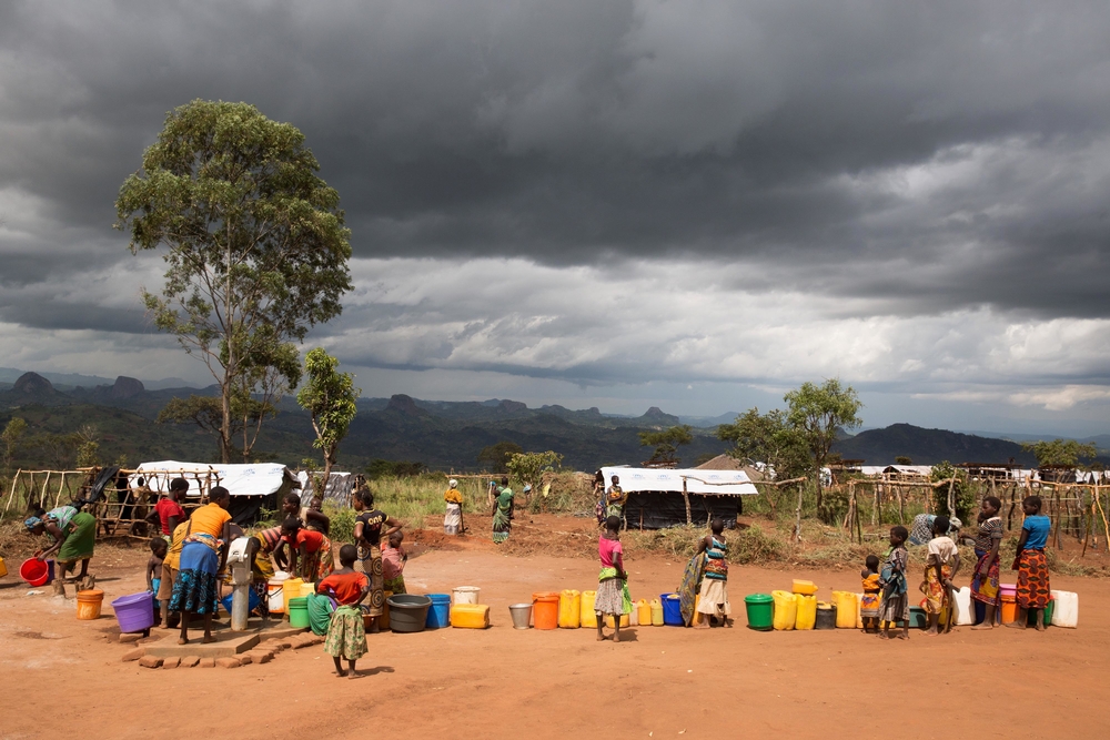 물을 받기 위해 줄지어 서있는 피난민들의 모습 ©James Oatway