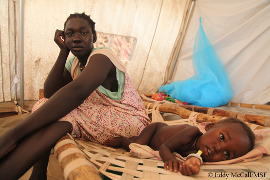 국경없는의사회는 남수단 이다 난민캠프 내 작은 병원과 영양실조 치료식 센터에서 영양실조 아동들에게 의료 서비스를 제공하고 있다.