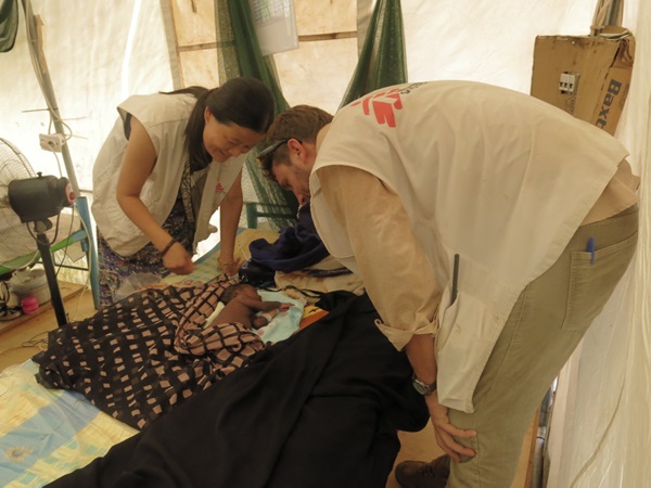 남수단 난민캠프에서 어린이 환자를 진료하는 이영수 활동가 ©MSF