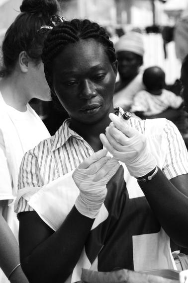 중앙아프리카공화국 수도 방기에서 한 보건단원이 난민 아동들에게 접종하기 위해 PCV 백신을 준비하는 모습. 긴급 상황에 부딪친 모든 아동을 보호하려면 더 저렴하고, 저온 유통 없이도 사용할 수 있는 백신이 필요하다. 또한 모든 아동이 제때 완전한 예방접종을 받게 할 방법도 마련해야 한다. (©Aurelie Baumel/MSF)