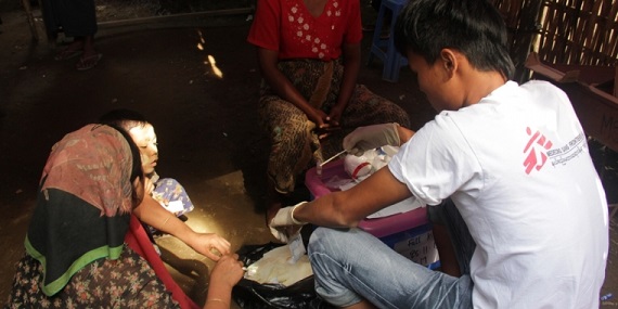 미얀마 라카인 주의 신테마우 국내 피난민 캠프에서 국경없는의사회 팀이 이동 진료를 실시하고 있다. ©Aye Pyae Sone/MSF