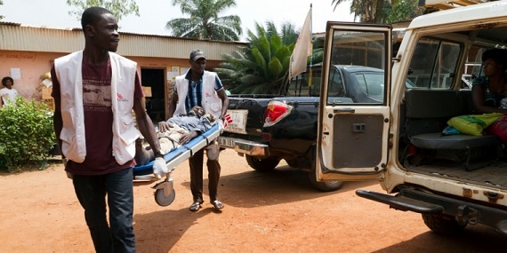 방기에 위치한 마마두 음바이키 진료소에서 국경없는의사회 직원들이 들것으로 환자를 이송하고 있다. ©Andre Quillien/MSF
