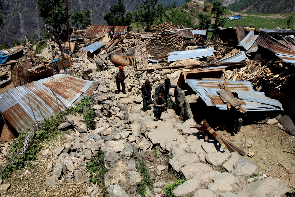 카트만두 외곽의 외딴 마을들에서 가장 심각한 부상자들은 지진 이후 며칠 안에 이송되었으나 마을에 남은 사람들은 산사태 등으로 길이 끊기면서 고립된 상태다. ©Corinne Baker/MSF