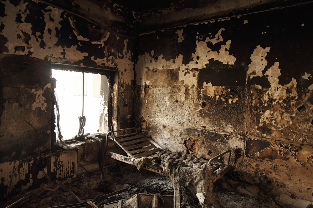 국경없는의사회 쿤두즈 병원 내부, 외래병동의 병실 안에 불에탄 침대의 프레임만 남아있다. ⓒAndrew Quilty/Oculi