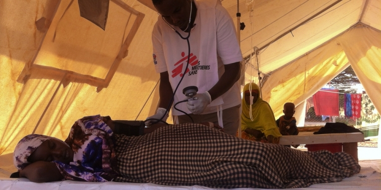 다다브 캠프 단지 내 다가할레이 캠프에서 콜레라 환자를 치료하고 있는 국경없는의사회 직원 ⓒMSF