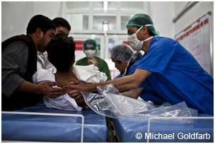 흉부아래쪽에총상을입은젊은아프가니스탄인이치료를받고있다. MSF hospital Kunduz. December 2011.
