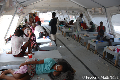 콜레라에 감염된 환자들이 국경없는의사회 콜레라치료센터에서 치료를 받고 있다.