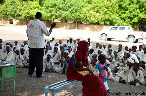 수단 동부 알 제다레프 주에서 국경없는의사회 의사가 어린이들을 대상으로 홍역 예방접종에 대해서 설명하고 있다 ©Sharafeldin Magzoub