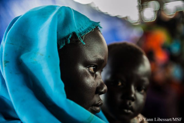 한 수단 여성과 그녀의 세 살배기 아들이 국경없는의사회가 세운 보호소 안에서 주간 보충식량배급을 기다리고 있다.