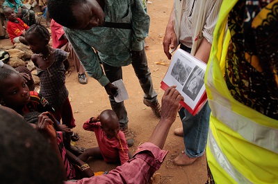 국경없는의사회 전염병학자 미첼 반 허프가 기니에서 에볼라 바이러스와 감염을 막는 방법을 설명하고 있다. ⓒJoffrey Monnier/MSF