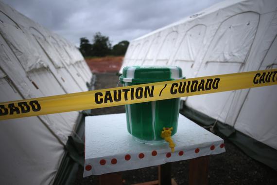 국경없는의사회 에볼라 치료센터에 있는 염소수 물통. 에볼라는 전염성이 매우 높아서 전염 예방을 위해서는 철저한 보호 조치를 취해야 한다.  ⓒJohn Moore/Getty Images