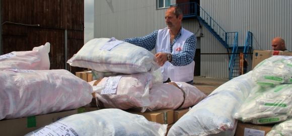 국경없는의사회 팀이 우크라이나 동부의 병원에 지원할 물품을 포장하고 있다. ⓒCorinne Baker