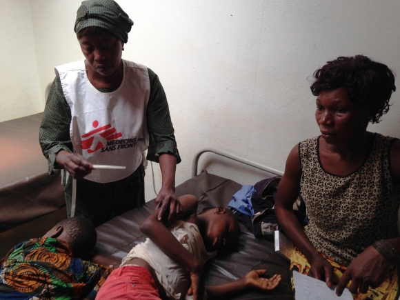 말라리아를 앓고 있는 두 딸 케투라, 오세안의 옆을 지키는 엄마 코린의 모습 ©Anne Sophie Bonefeld/MSF
