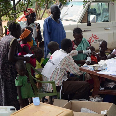 소외 지역에서 예방접종을 진행하는 국경없는의사회 이동 진료팀 ©Mathieu Fortoul / MSF