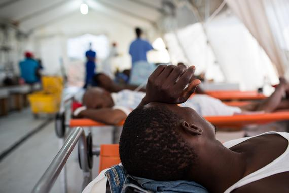 환자들은 증상에 따라 각기 다른 텐트에서 치료를 받는다. 콜레라 치료센터 직원들은 환자들의 체내 수분 보유 상태를 면밀히 관찰한다. ©Thomas Freteur outoffocus.be/
