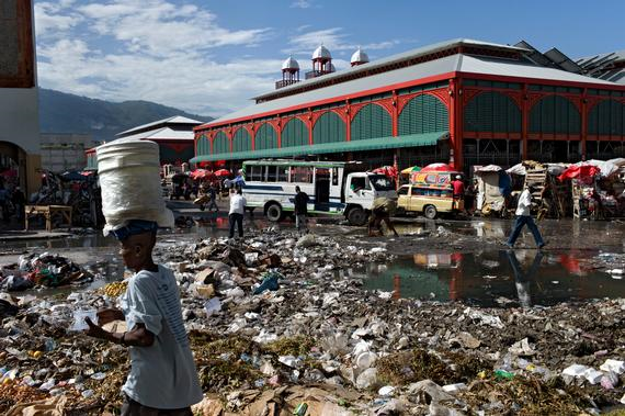 아이티 수도 포르토프랭스 시내에 인구가 밀집한 시장 바로 앞 거리는 쓰레기로 가득 차 있다. ©Thomas Freteur outoffocus.be/