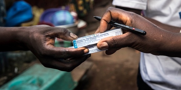 배급되는 말라리아 약 알테수네이트 아모다퀸은 말라리아 예방, 치료에 모두 사용된다. 에볼라 초기 증상과 말라리아 증상이 비슷하기 때문에, 이번 국경없는의사회 캠페인을 통해 에볼라 치료센터의 부담도 덜 것으로 기대된다. ©Surinyach Anna/MSF