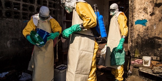 몬로비아에서 에볼라 환자들을 돌보고 나와 소독을 하는 국경없는의사회 직원들 ©Agus Morales/MSF