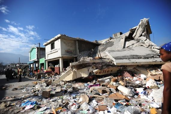  아이티 수도 포르토프랭스 도시 한가운데 보이는 무너진 건물과 잔해들 ©Julie Remy