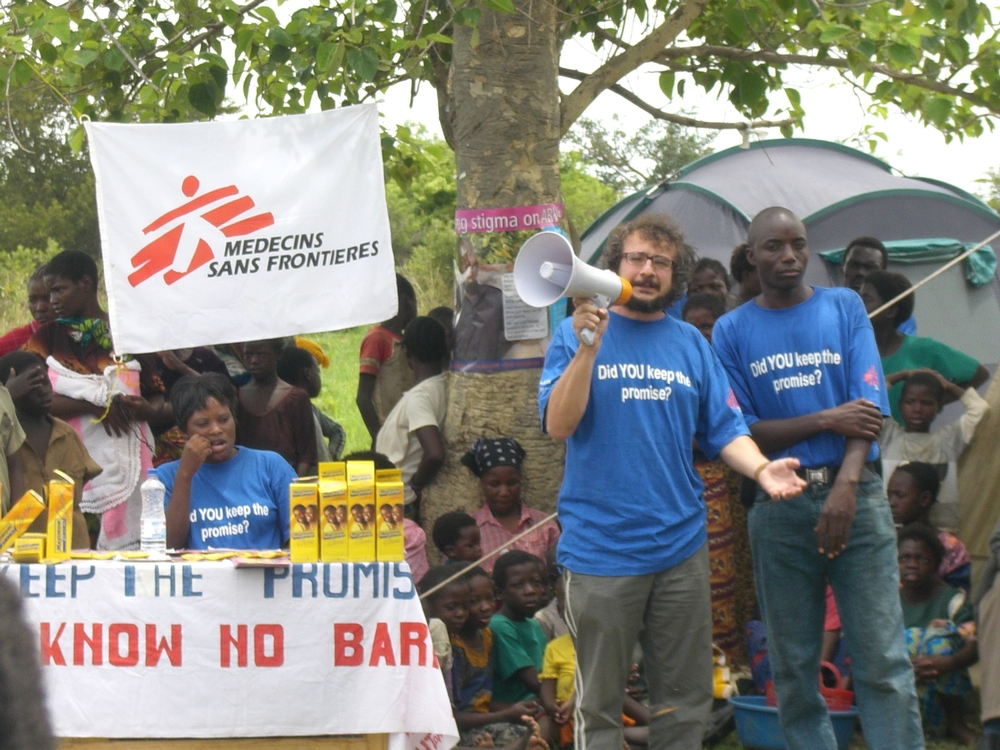 2007년 잠비아에서 콜레라 캠페인을 진행하던 루게로 기울리아니, 루게로는 국경없는의사회 벨기에 운영 센터에 소속되어 모잠비크에서 활동하는 의료 코디네이터입니다.
