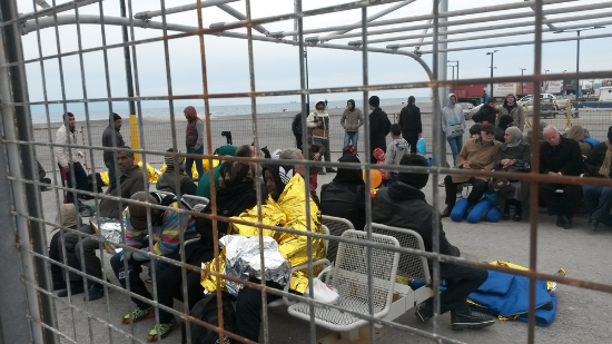 그리스 코스 군도에 수많은 난민과 이주민들이 들어오면서 4월 8일, 그리스 당국은 처음으로 임시 텐트를 설치했다. ©Alexandros Kataropoulos/MSF