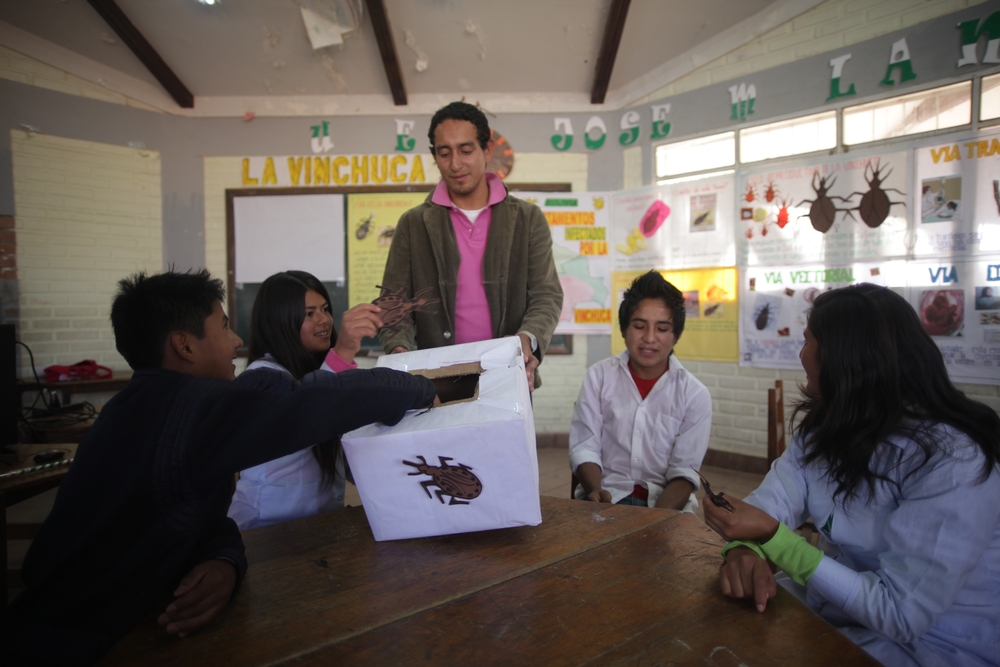 학생들을 대상으로 샤가스에 대한 교육을 진행하는 국경없는의사회 담당자의 모습 ©MSF