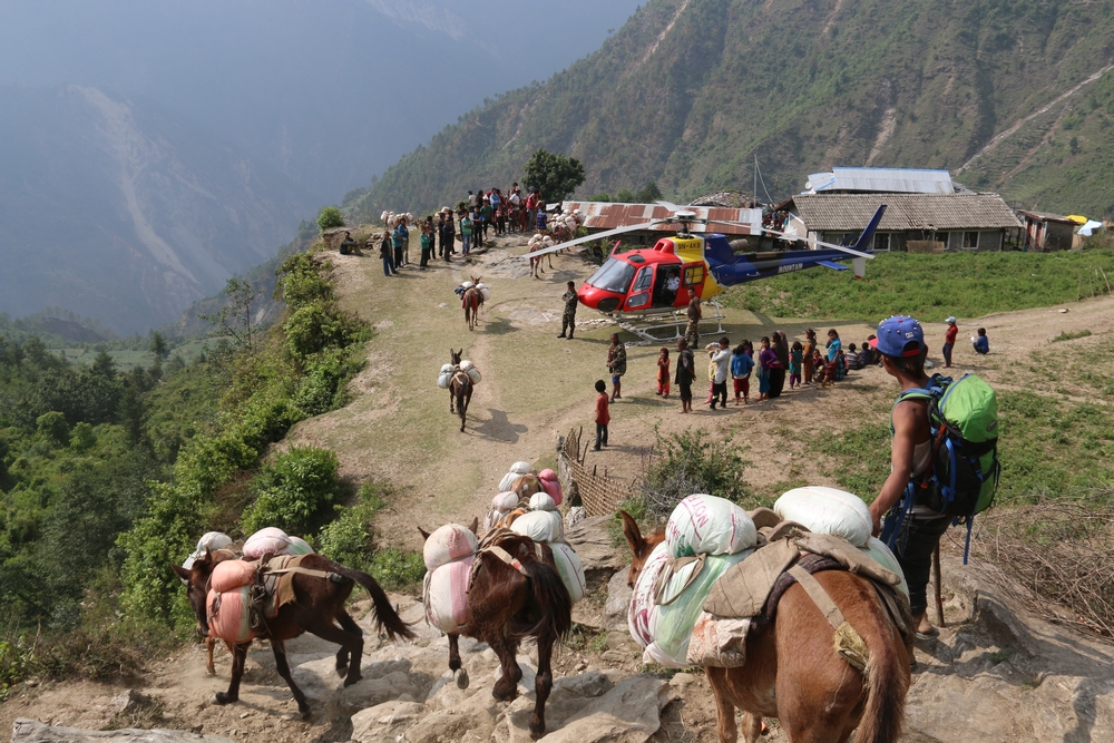 고립된 산간 마을에는 당나귀와 헬리콥터를 통해 임시거처와 위생키트를 배급했다. ⓒYann Geay/MSF