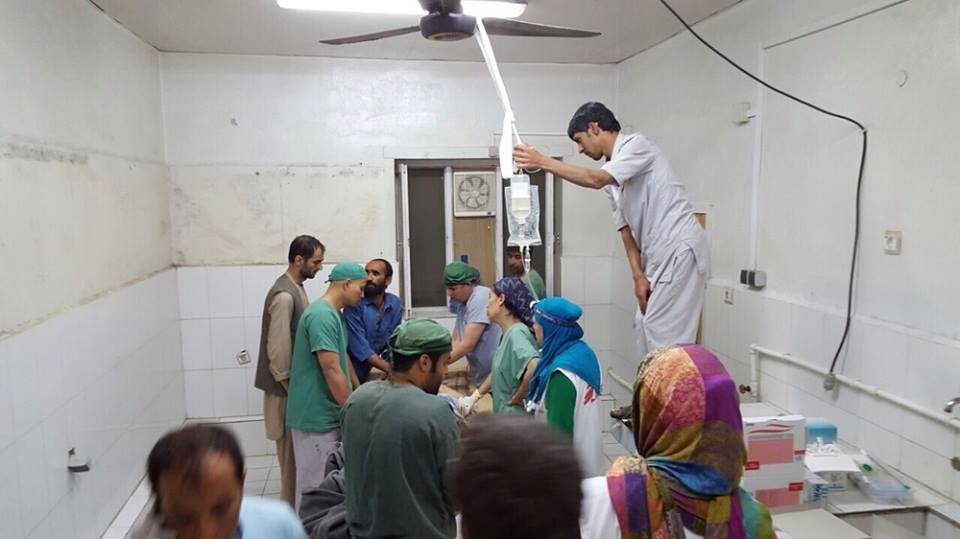 공격후 피해를 입지 않은 방에 만들어진 간이 수술실에서는 부상자들을 위한 수술이 이뤄졌다. ⓒMSF