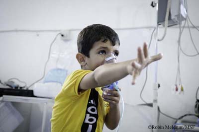 시리아 내 국경없는의사회 병원에서 천식을 앓고 있는 아이가 산소를 공급받고 있다. 아이의 부모는 시리아 내 흡입기가 있는 다른 진료소를 찾을 수 없었다. ©Robin Meldrum/ MSF